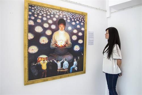 '图1:观众在欣赏画作'