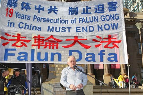 '图6:澳洲民主工党(Democratic Labor Party)联邦财务秘书福拉德(Gerard Flood)在集会上发言。'