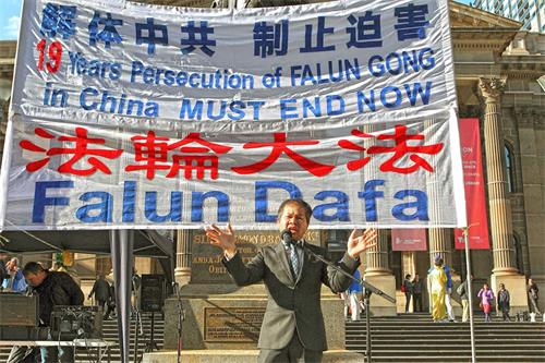 '图7:澳洲越南社区主席阮本(Bon Nguyen)在集会上发言。'