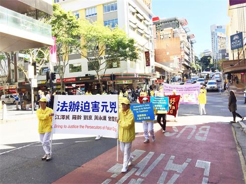 '图6~12:法轮功学员在市中心举行游行'