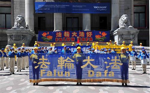 '图1:二零一八年七月十四日中午,温哥华法轮功学员及其支持者在温哥华市中心罗宾逊广场举办反迫害十九周年集会,呼吁共同制止迫害。'