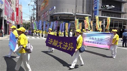 '图1:2018年7月14日,经过大阪繁华的商店街的法轮功游行队伍'