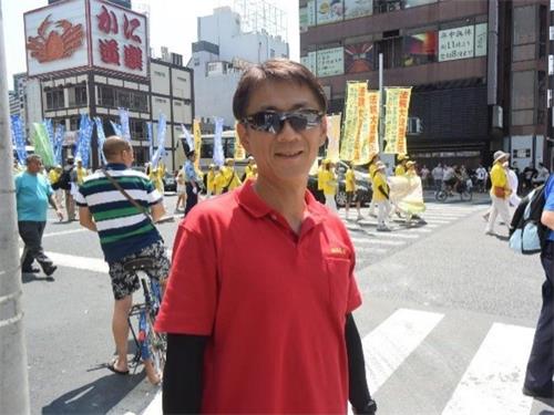 '图8:赞天国乐团的“真棒啊!”的铃木先生'