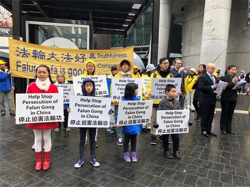 '图1~2:二零一八年七月十四日,新西兰法轮功学员们在奥克兰市中心举办反迫害十九周年集会,呼吁制止迫害。'