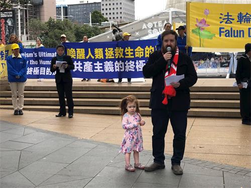 '图3:资深亚洲关系学专家史蒂文·诺克斯博士(Steven Noakes)在集会上发言'