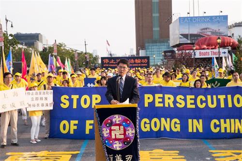 '图12:哥伦比亚大学政治学博士李天笑在集会上发言'