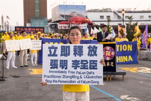 '图13:全家修炼法轮功的青年法轮功学员张鸿玉'