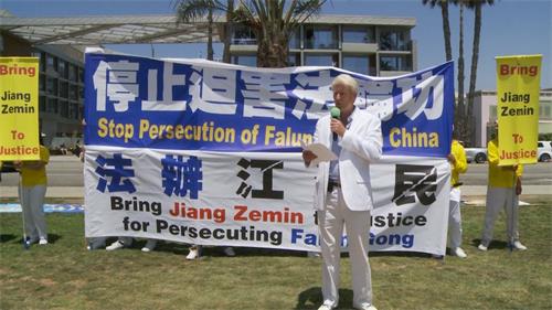 '图8:丘吉尔医生Churchill医生在集会中发言'