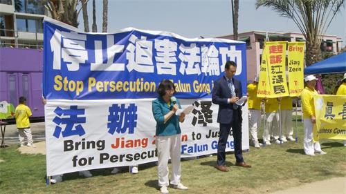 '图10:洛杉矶退党服务中心负责人李海伦在集会发言'