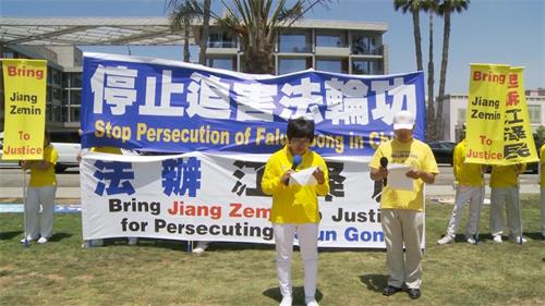 '图11:原北京技工学校英文教师周孜(左),在集会上讲述着自己被迫害的经历'
