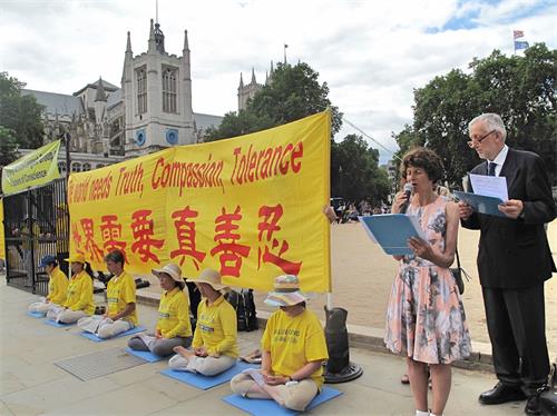 '图4:法轮功学员宣读英国议员发来的支持信'