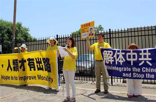 '图3:在集会上,法轮功学员杨臻女士讲述她母亲遭受迫害的经历。'