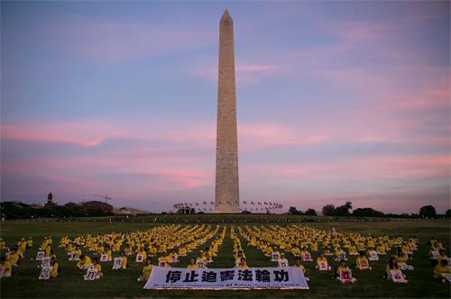 '图1~2:二零一八年七月十九日晚,法轮功学员在美国首都华盛顿纪念碑前点燃烛光,悼念过去十九年来被中共迫害致死的法轮功学员,呼吁制止迫害。'