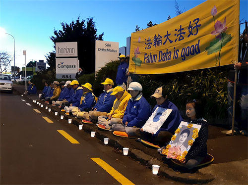 '图8~9:夜幕降临,法轮功学员们在中领馆举办烛光守夜,纪念被中共迫害致死的法轮功学员。'