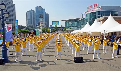 '图1:上午9点半,在优美、舒缓的炼功音乐声中,韩国法轮功学员们以展示法轮功功法拉开了活动的序幕。'