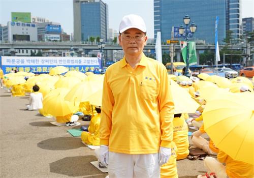'图12:大韩法律救助公团里工作的朴钧焕先生在集会现场。'