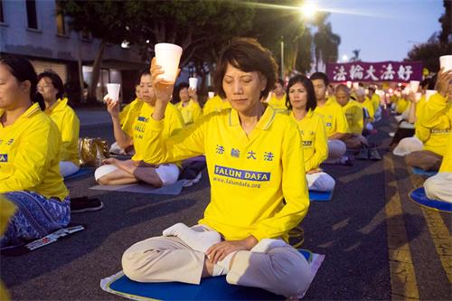 '图1~5:反迫害十九周年,大洛杉矶地区部份法轮功中领馆前烛光夜悼,呼吁共同制止迫害。'