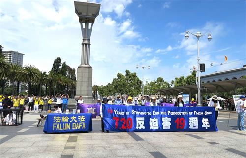 '图1:法轮功学员在渡轮大厦前举办反酷刑展'