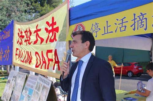'图3:人权律师卡洛斯∙伊格莱西亚先生来到集会现场并发言'