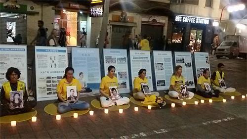 '图3:夜幕降临,法轮功学员举办烛光悼念。'