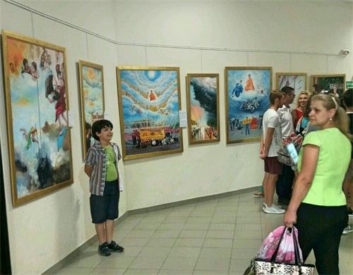 '图1~4:二零一八年七月十九日至二十七日,“真善忍国际美展”在这里的图书馆Zacharyi?Knyajevski举办,许多当地民众前来观赏,从而了解到法轮功及其中共对法轮功的迫害。'