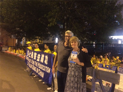 '图8~9:芝加哥民众驻足了解真相并在活动前合影表示支持法轮功'