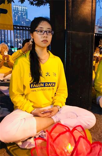 '图10:法轮功学员大学生宁斯祺烛光夜悼中默默落泪'