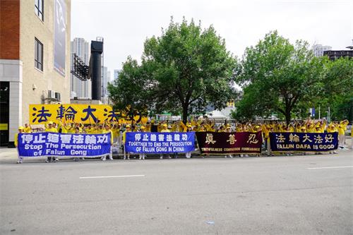 '图11~12:法轮功学员在中领馆前集体炼功,传播真相'