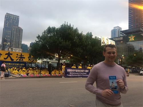 '图13:约翰·林奇感谢法轮功学员的活动让他了解真相'