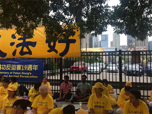 '图14:两位芝加哥民众布莱恩·崔德威(左)和凯文·斯雷之(右)加入到法轮功学员当中,一直到活动结束'