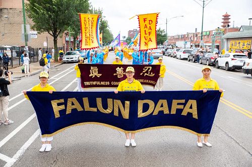 图parade1-12、main banner1、2:美国中部法轮功学员们汇集芝加哥市中国城,举办反迫害大游行,呼吁制止中共对法轮功长达十九年的残酷迫害。