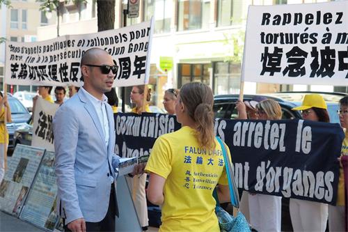 '图3:郭本格(Gorbenko)先生经过法轮功学员的集会现场,驻足与学员交谈。'
