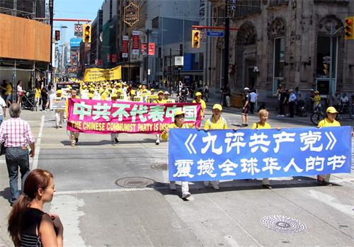 '图1~13:13:二零一八年七月二十日,多伦多法轮功学员在市中心举行“七二零”十九周年反迫害大游行。'