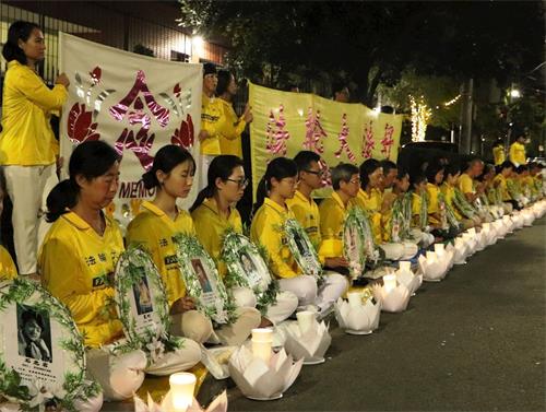 '图7~10:傍晚,法轮功学员继续在中领馆前举办烛光悼念。'