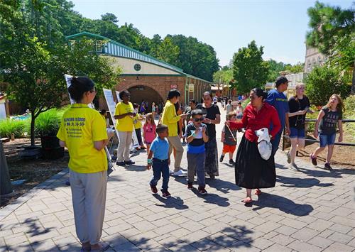 '图5:法轮功学员在石头山传播法轮功的真相。'