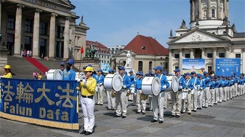 '图1:天国乐团在柏林游行'