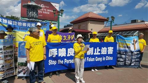 '图1:法轮大法学会发言人在集会上发言'