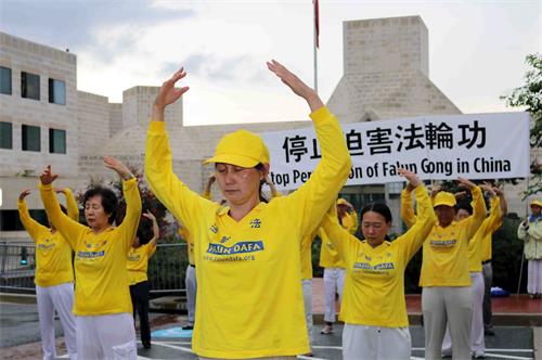 '图4:丛大洋(前)伴随着优美的音乐,静静地炼功。'
