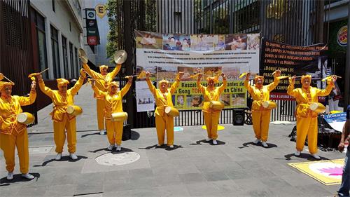 '图2:学员们在表演腰鼓舞'