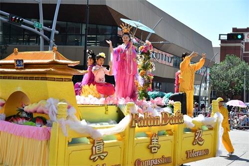 '图1~3:法轮功学员在造型独特的花船上展示五套功法'
