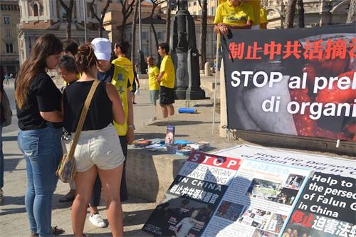 '图5:两位特意来到太阳一侧听真相的以色列姐妹'