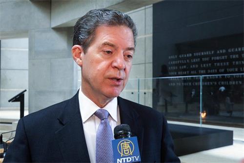 '图2:美国国务院国际宗教自由大使布朗巴克在美国大屠杀纪念馆接受媒体采访时说,他目睹了美国东部地区的部份法轮功学员七月十九日在华盛顿纪念碑前举行的“七二零”反迫害十九周年活动。'