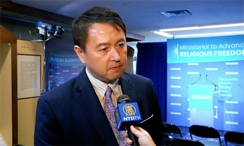 '图3:法轮大法信息中心发言人张而平希望国际社会和关注宗教自由的团体对这场迫害公开予以谴责,帮助制止已持续了十九年的中共对法轮功的迫害。'