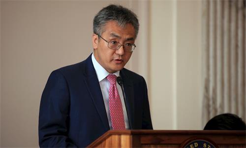 '图4:法轮大法信息中心的刘宁平博士在参议院举行的论坛会上应邀讲述过去十九年来中共对法轮功迫害的事实。'