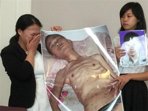 '图5:来自中国辽宁省的法轮功学员迟丽华带着女儿徐鑫洋来到非政府组织“国际宗教自由圆桌论坛”在美国参议院举办的研讨会现场,讲述了她的丈夫、法轮功学员徐大为被中共迫害致死的经历。'