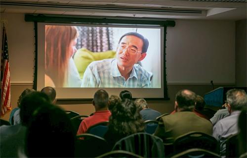 '图6:七月二十四日晚,华盛顿DC法轮大法学会在华盛顿举办电影放映会,播放了揭露中国劳教所酷刑内幕的纪录片《求救信》。'