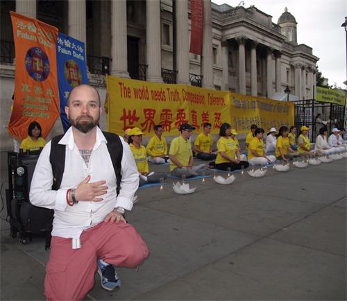 '图18:从爱尔兰来伦敦度假的马修(Mathew)说他第一次遇到法轮功是十年前,在美国。他说,?“世界需要真善忍,一直都需要”。'