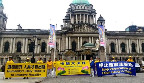'图1:贝尔法斯特的市政厅是游行的起点'