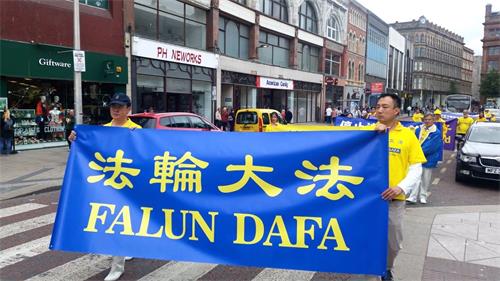 '图2~4:法轮功学员zai北爱尔兰首府贝尔法斯特(Belfast)市中心举行游行集会'