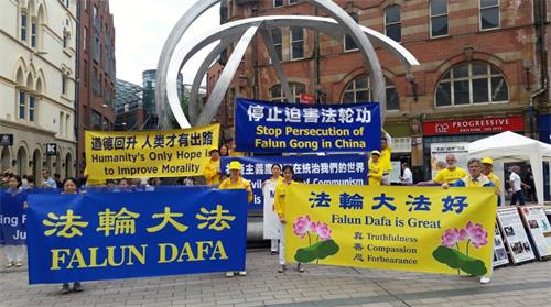 '图5:法轮功游行在市中心的地标“贝尔法斯特之魂”结束。'
